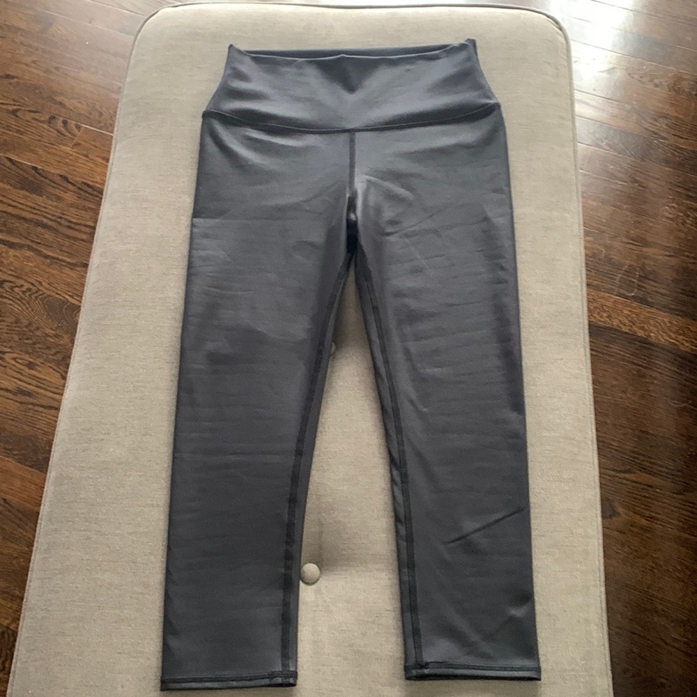 ALO cropped shiny black leggings. Never worn, to short for me size M